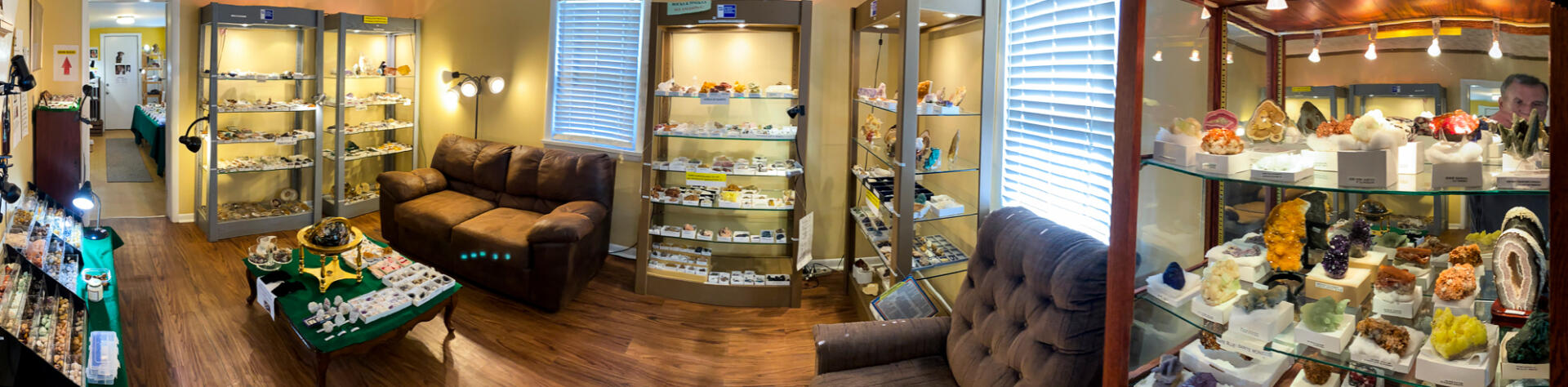 Rock polishing machine and agate slice