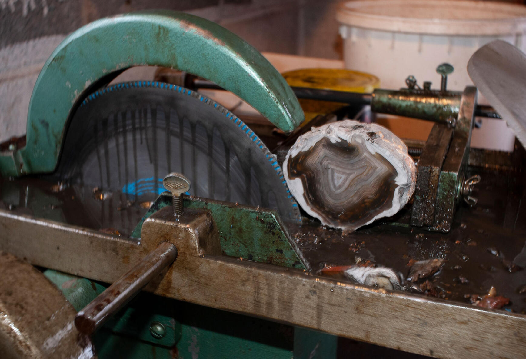 Rock polishing machine and agate slice